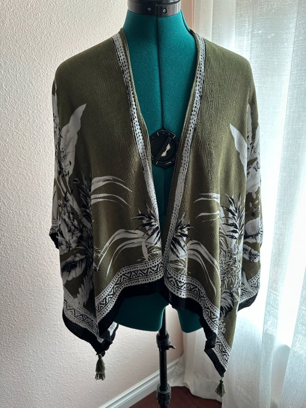 Unbranded Olive Green and White Floral Wrap Kimono (Like Vince Camuto) ONE SIZE